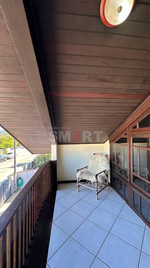 Casa com Suíte + 3 Quartos no Amizade
