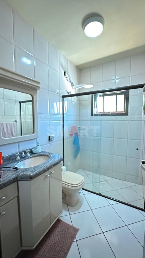 Casa com Suíte + 3 Quartos no Amizade