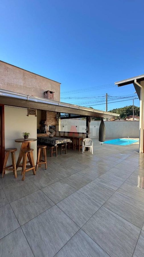 Casa com Suíte + 3 Quartos no Amizade