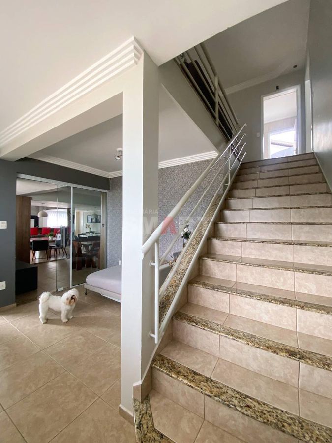 Casa à venda com 3 Suítes + 1 Quarto no bairro Czerniewicz