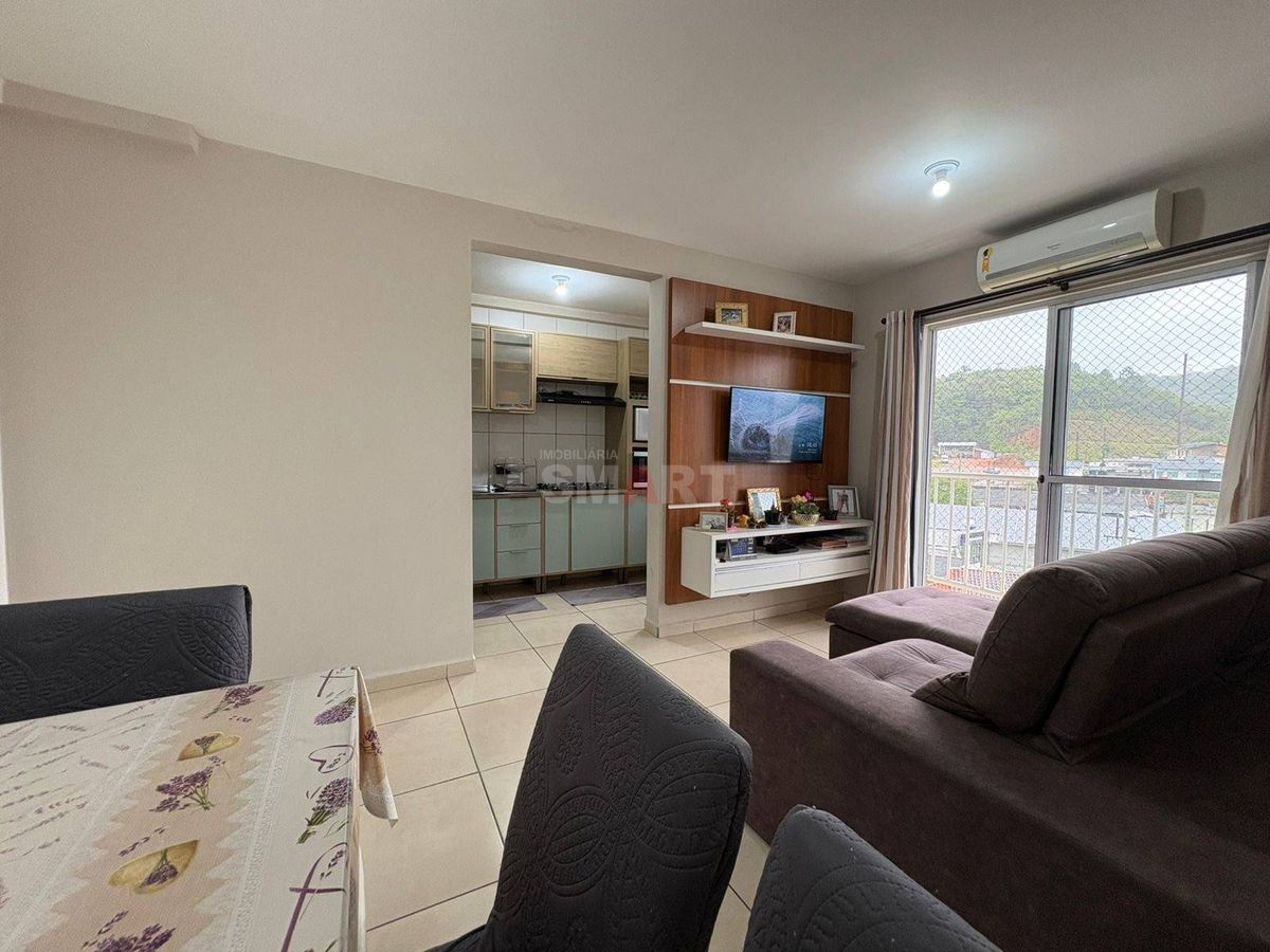 Apartamento com 2 quartos e elevador