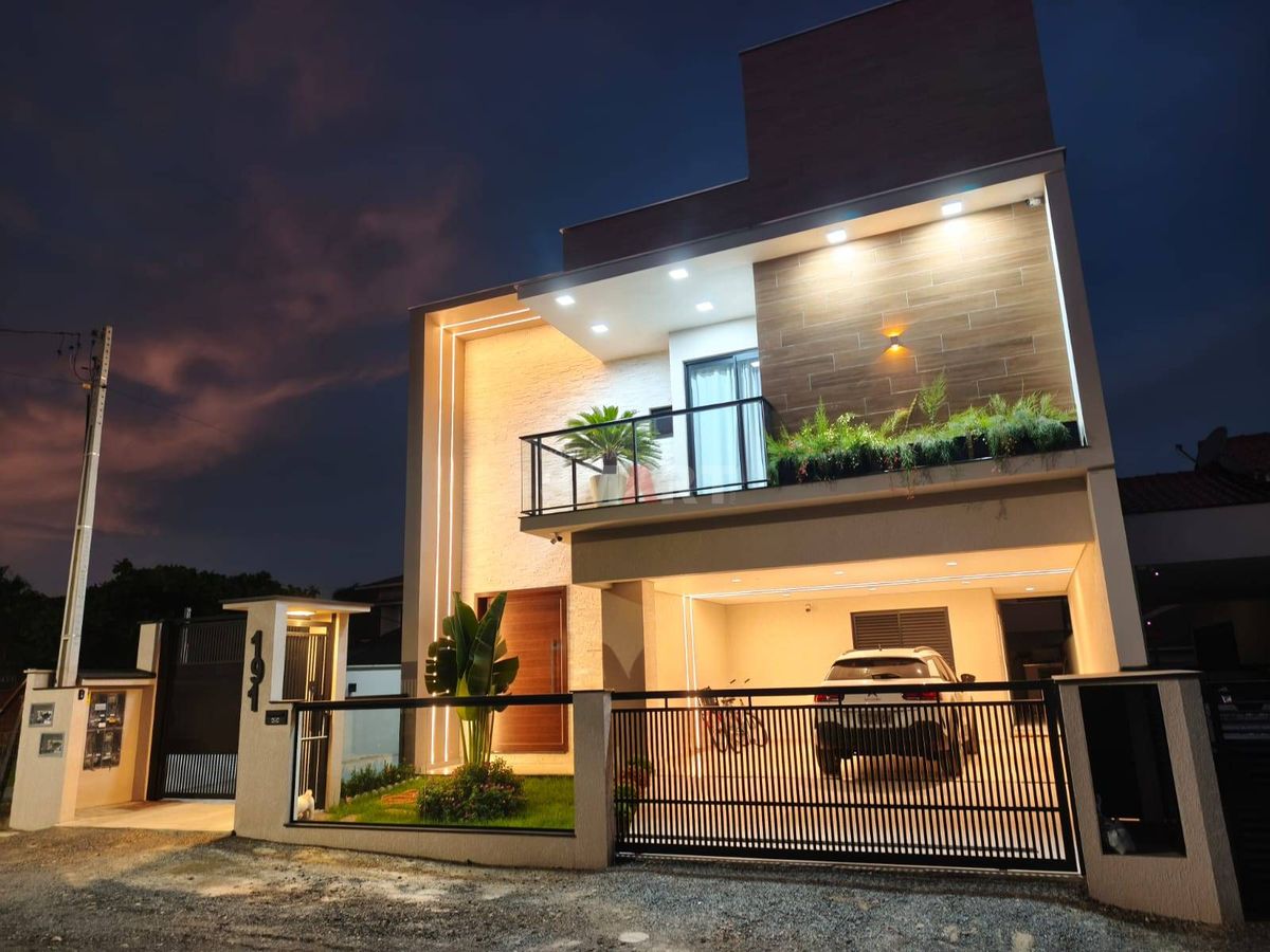 Casa de Alto Padrão com Edícula no Bairro Rau com 3 Suítes