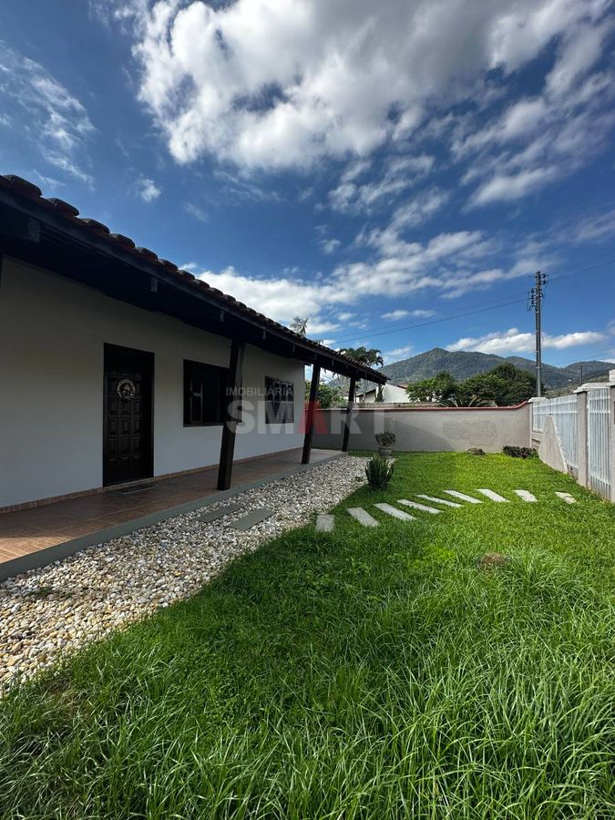 Casa semimobiliada com amplo terreno e 3 dormitórios