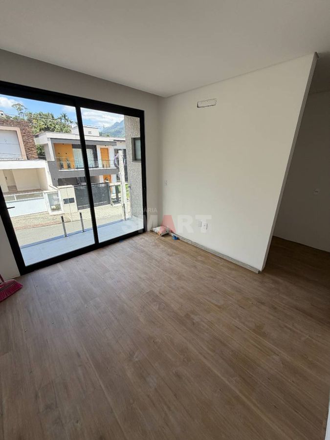 Geminado alto padrão novo com 3 suítes e fundos com churrasqueira e pergolado
