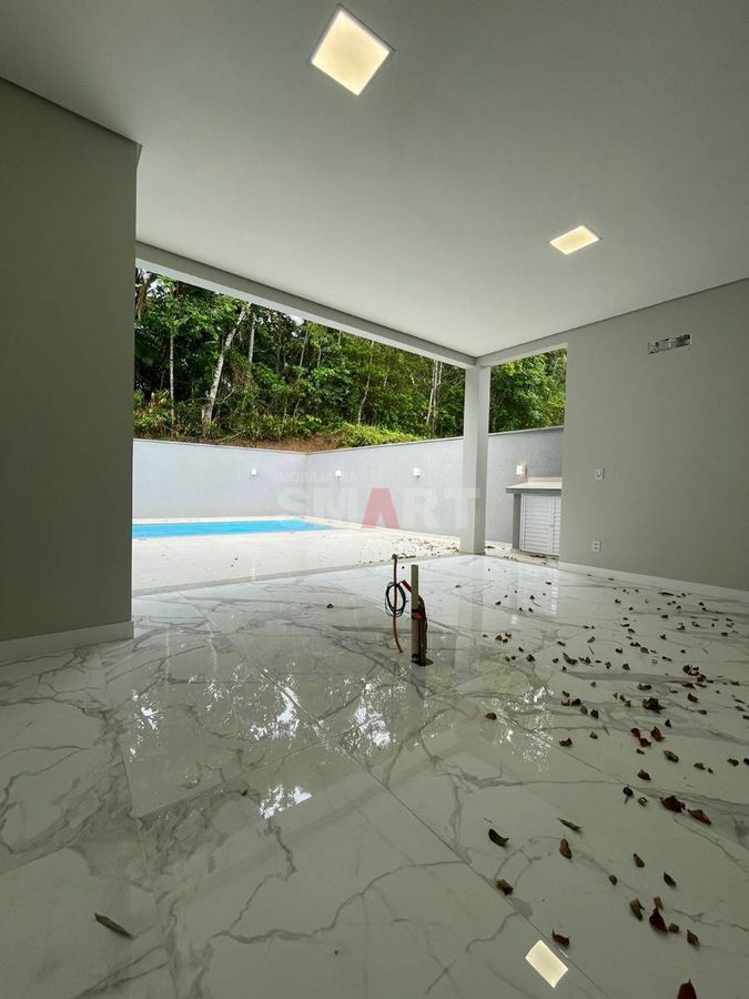 Casa Térrea com 3 Suítes e Piscina na Barra do Rio Cerro