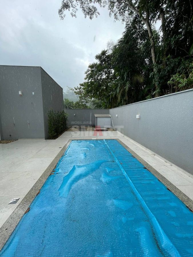 Casa Térrea com 3 Suítes e Piscina na Barra do Rio Cerro