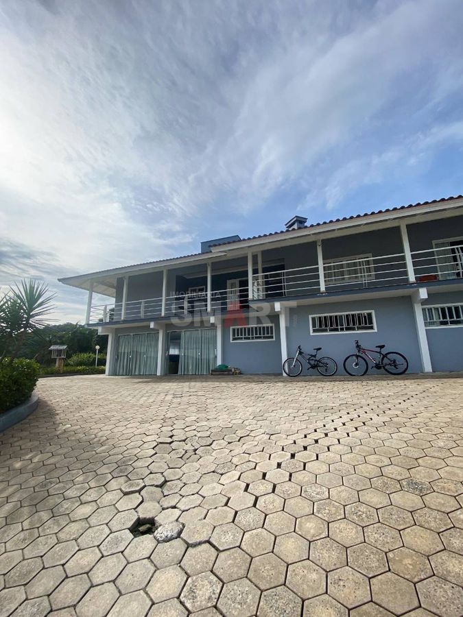 Casa à venda com 3 Suítes + 1 Quarto no bairro Czerniewicz