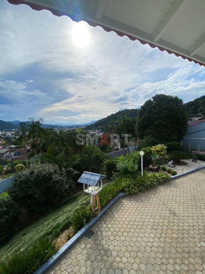Casa à venda com 3 Suítes + 1 Quarto no bairro Czerniewicz