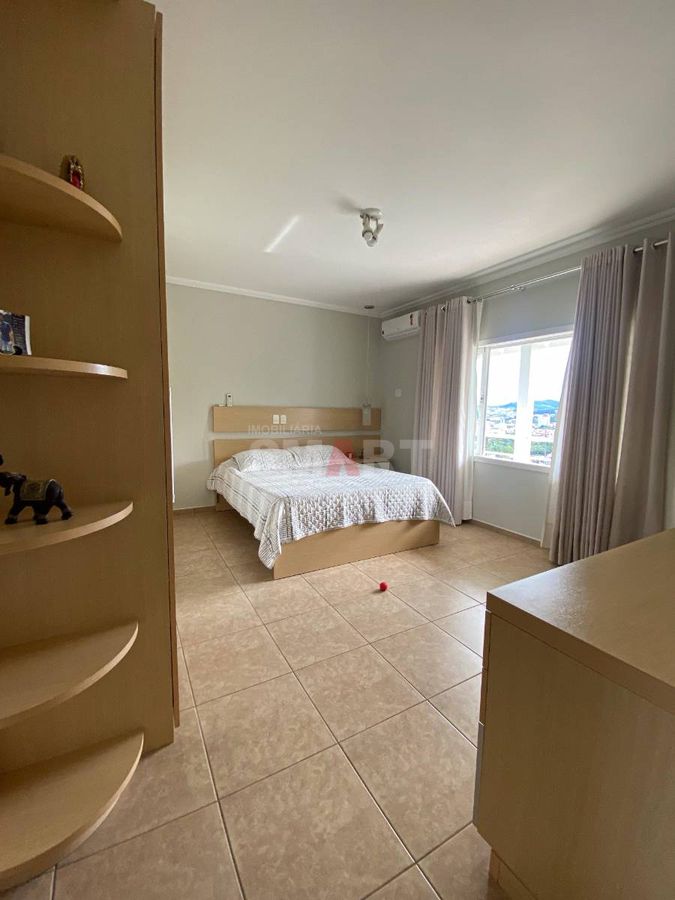 Casa à venda com 3 Suítes + 1 Quarto no bairro Czerniewicz