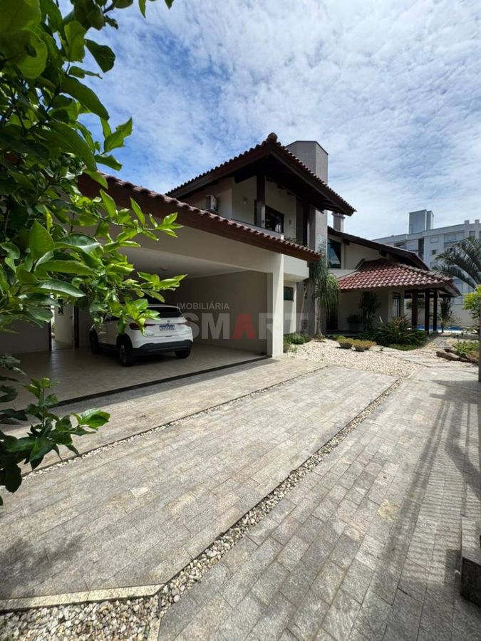 Casa Semimobiliada com 2 Suítes e 1 Quarto no Bairro Vila Nova