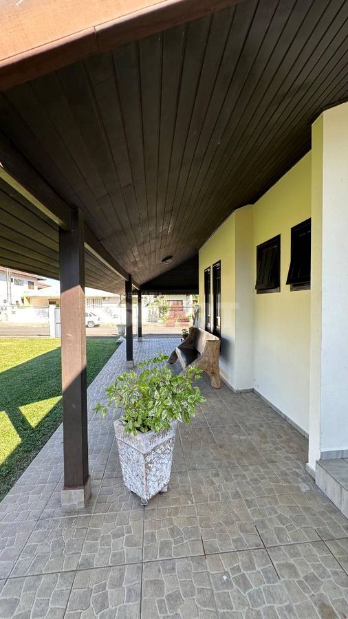 Casa com Suíte + 3 Quartos no Amizade