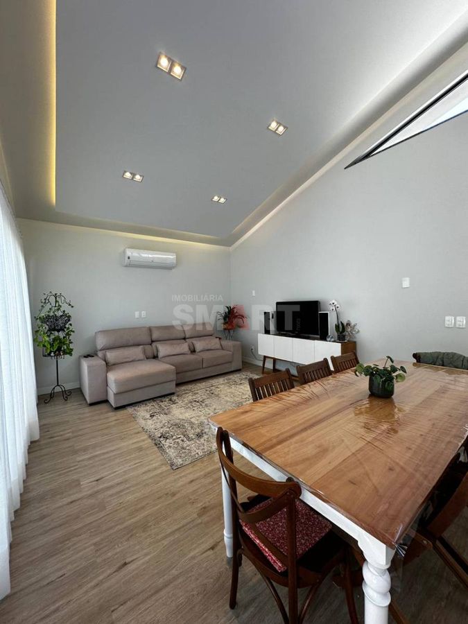 Casa Moderna com 3 Quartos e Amplo Terreno