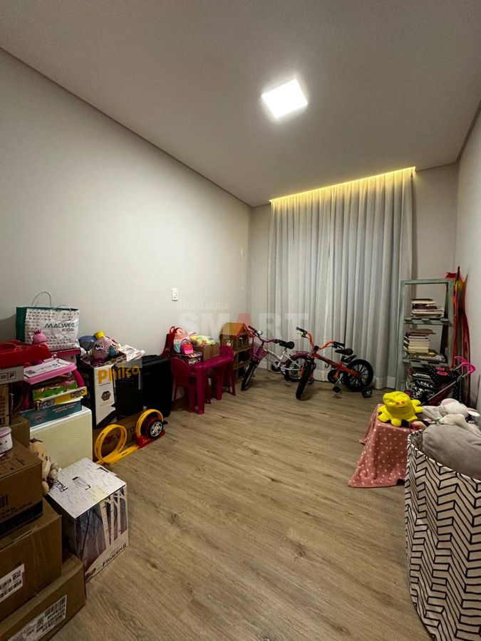 Casa Moderna com 3 Quartos e Amplo Terreno