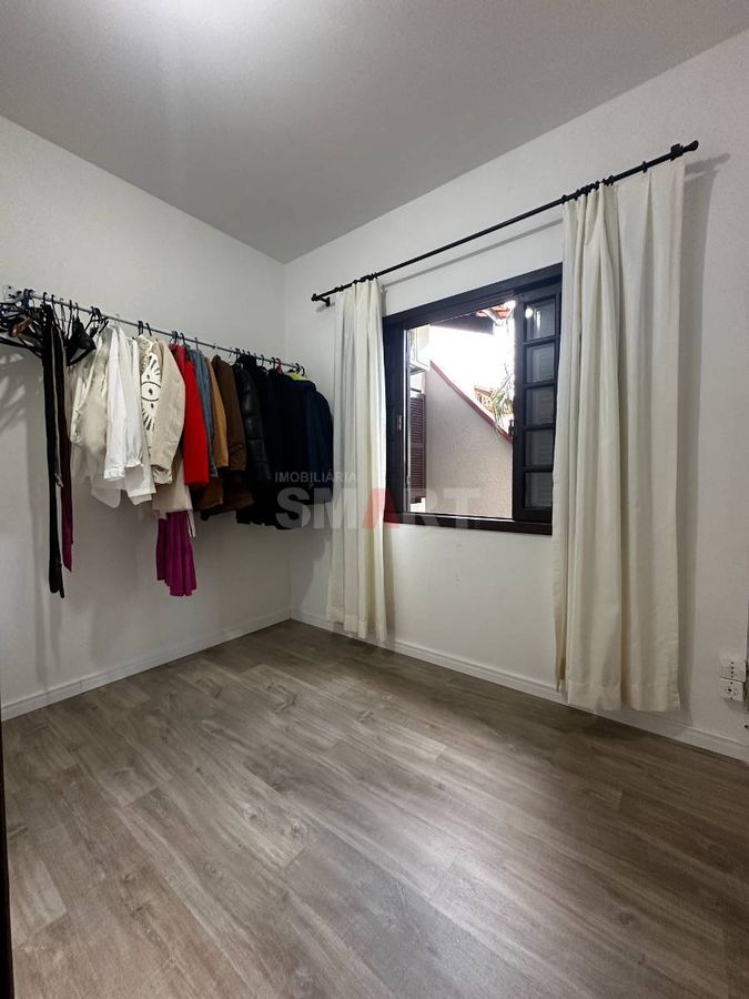 Casa semimobiliada com amplo terreno e 3 dormitórios
