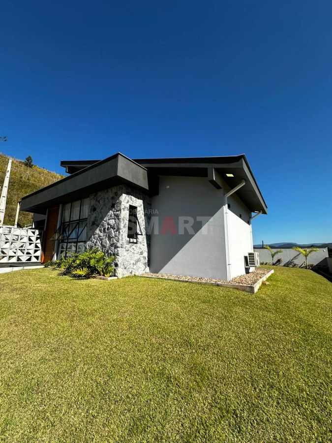 Casa Moderna com 3 Quartos e Amplo Terreno