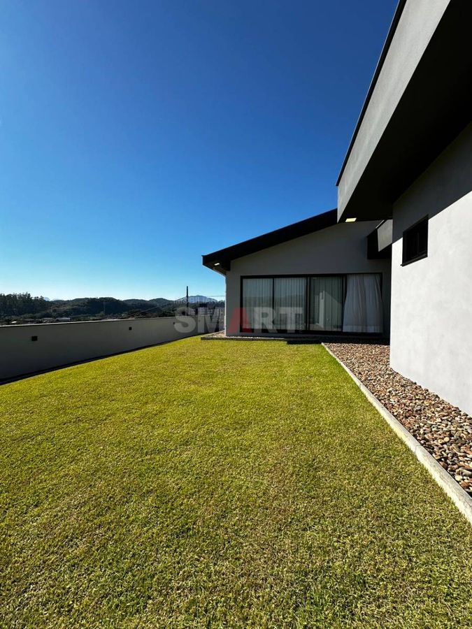 Casa Moderna com 3 Quartos e Amplo Terreno