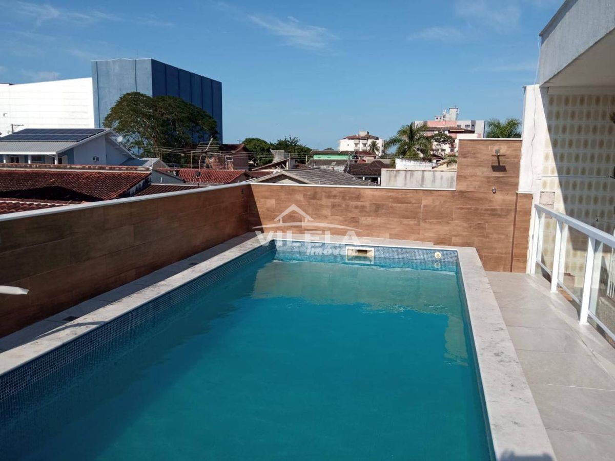 Casa a poucos metros da praia indaia