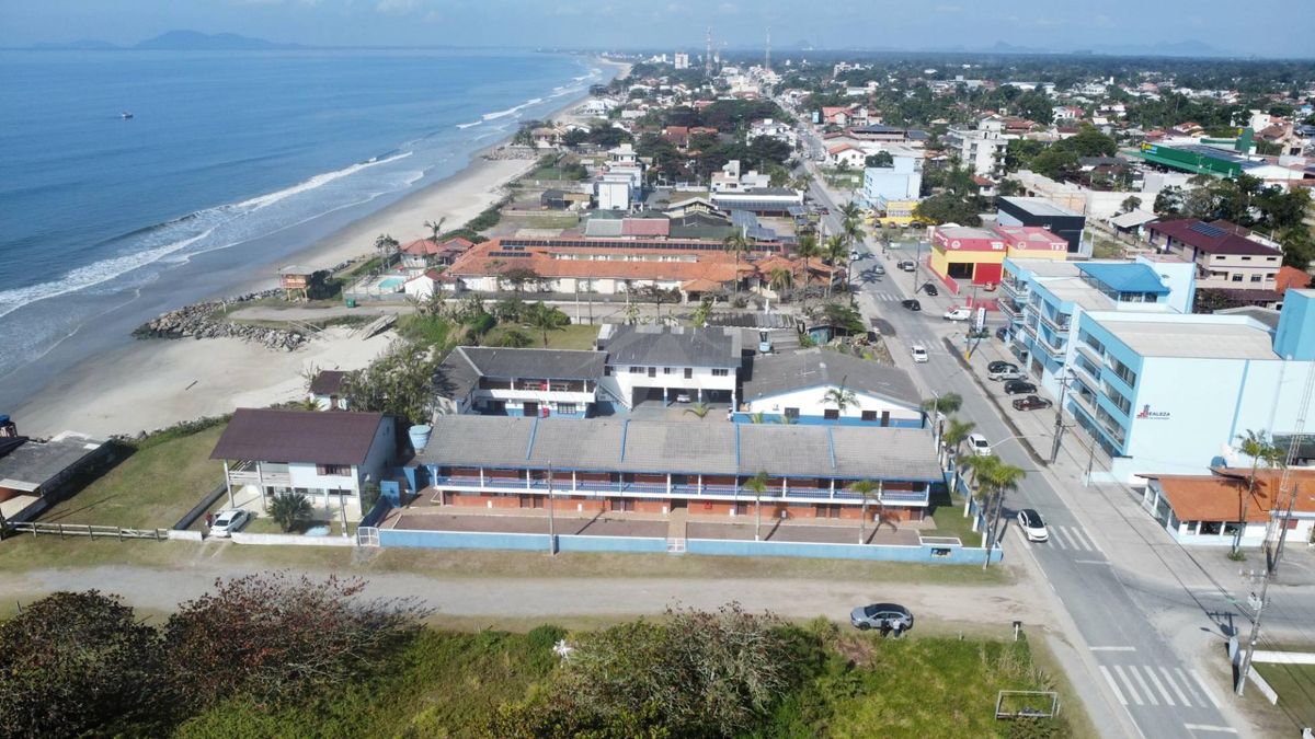 Conjunto comercial + residencial no centro 20 aptos + 3 casas quadra do mar