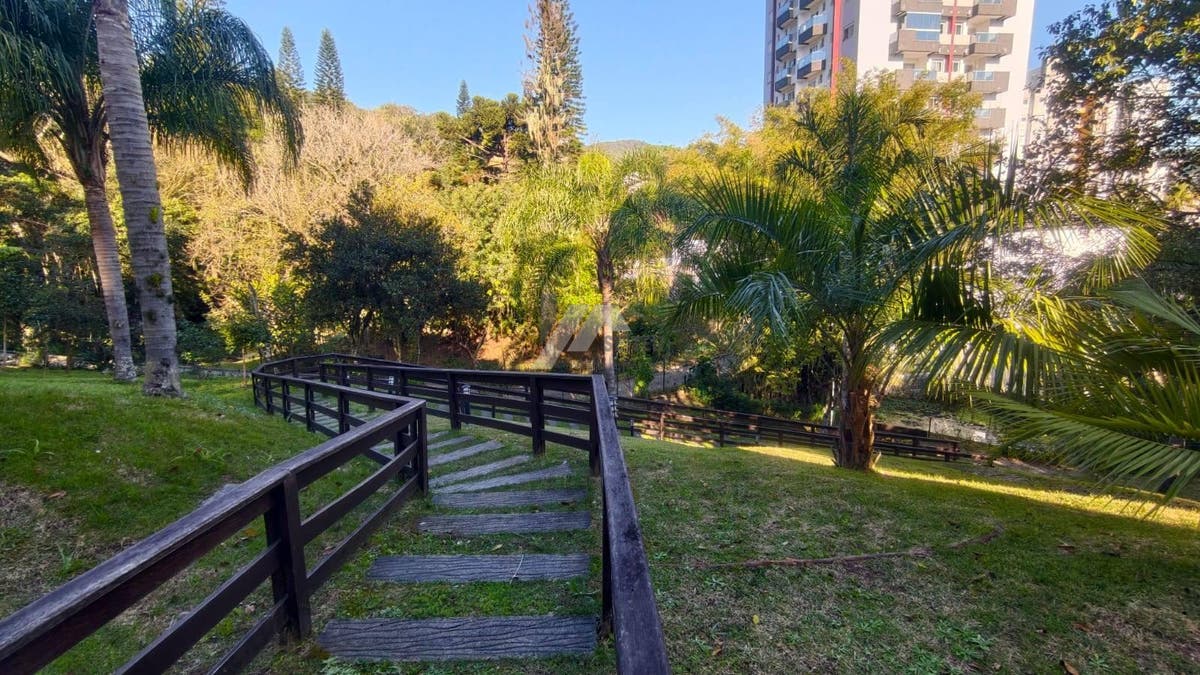Cobertura 3 suites para alugar no Itacorubi Florianópolis