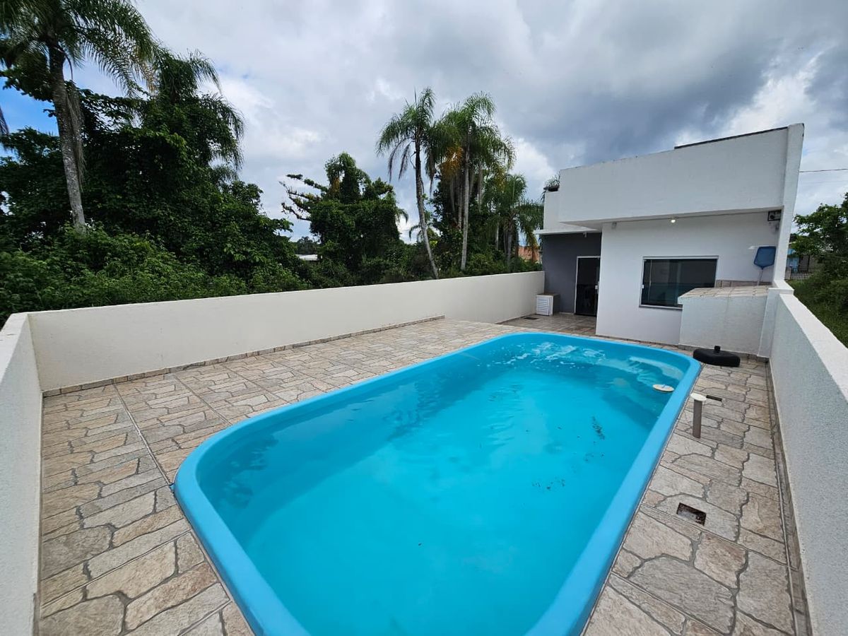 Casa mobiliada com piscina a 550m da praia, 3 quartos sendo 1 suíte, barra do saí
