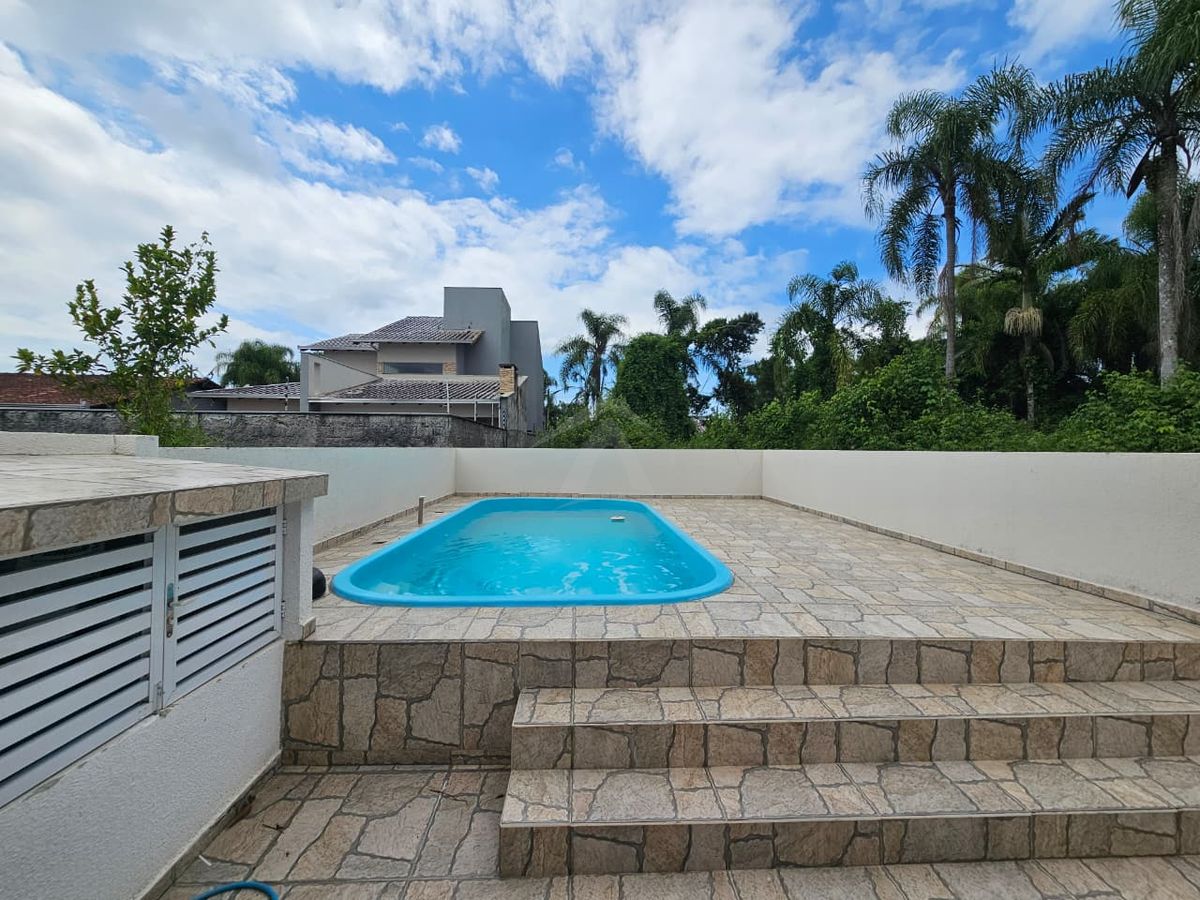 Casa mobiliada com piscina a 550m da praia, 3 quartos sendo 1 suíte, barra do saí