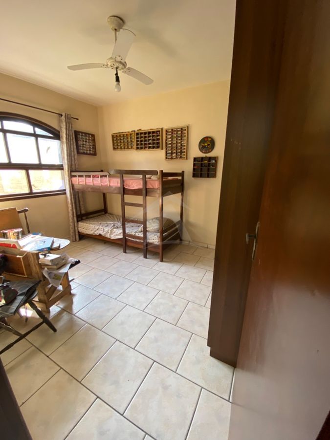 Casa com amplo terreno, 3 quartos, centro