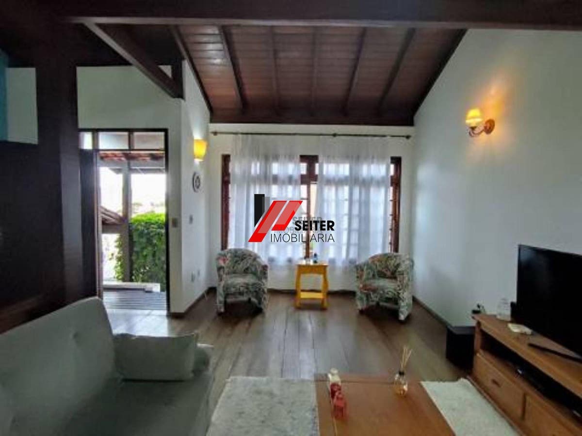 Casa com 3 dormitórios, sendo 1 suíte a venda, com área de 214,82m² Trindade