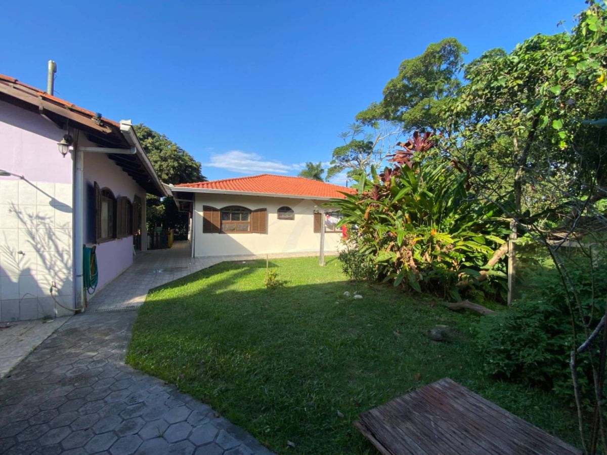 Casa com amplo terreno, 3 quartos, centro