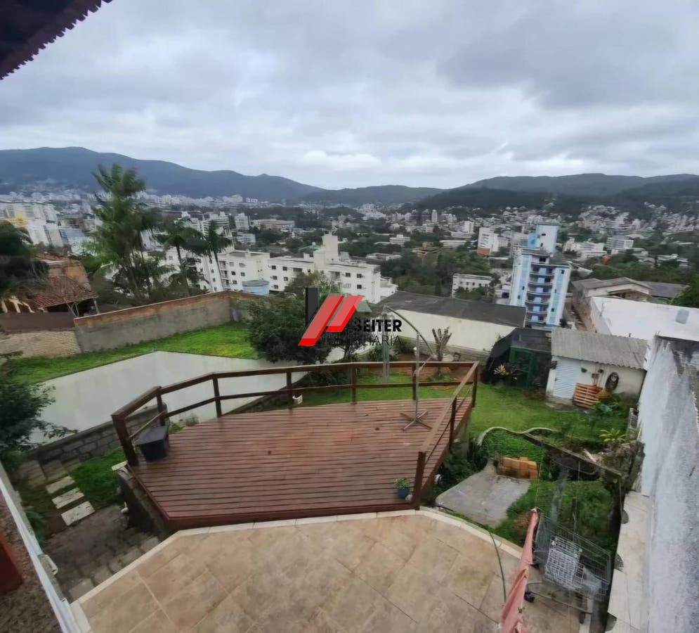 Casa à venda 350m² 6 dormitórios 2 suítes 3 vagas de garagem