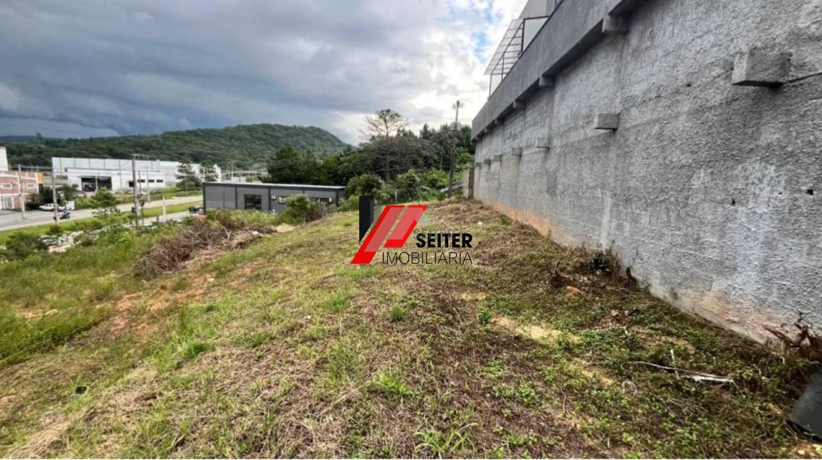 Terreno á venda na avenida das torres, São josé.