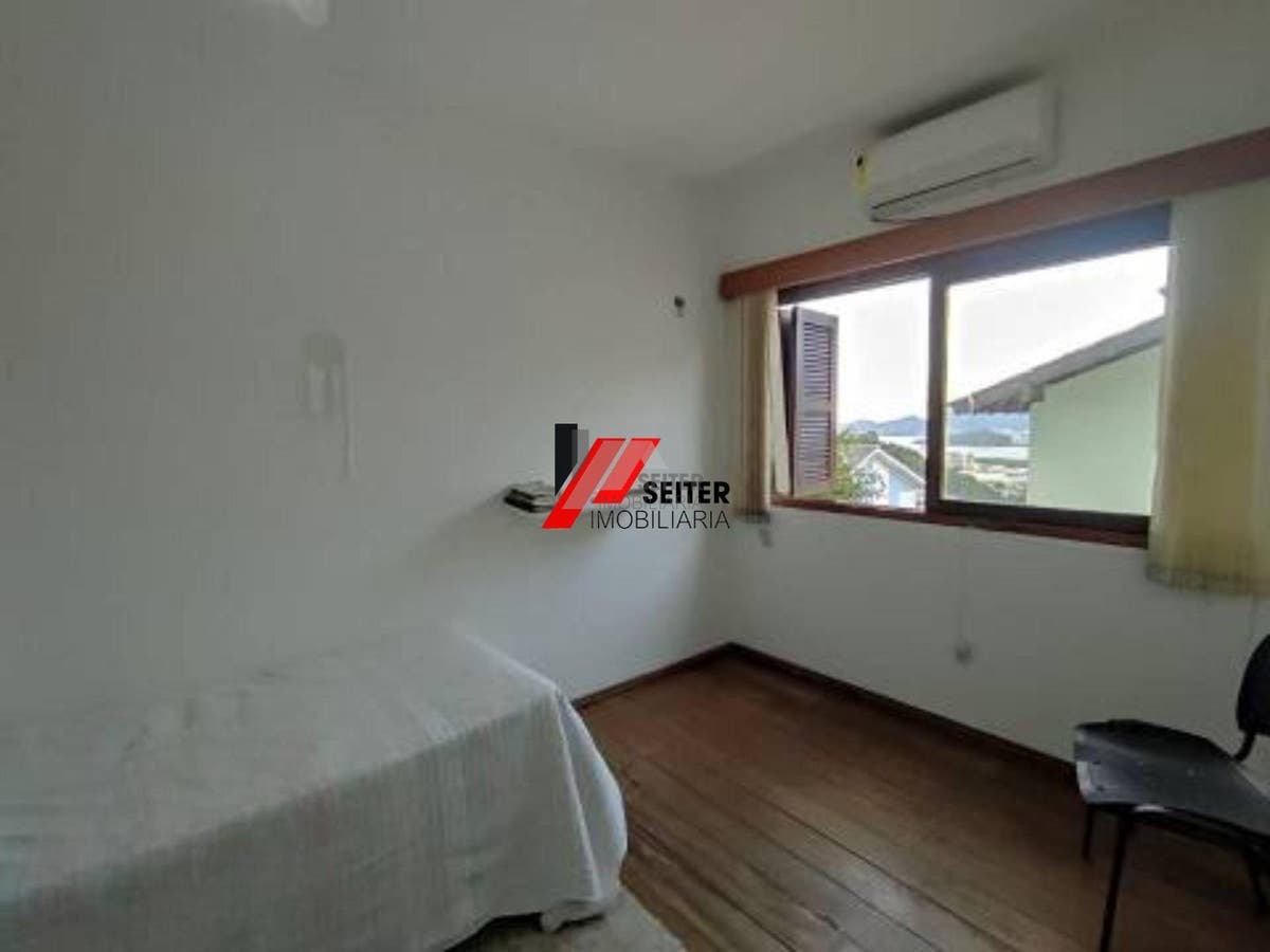 Casa com 3 dormitórios, sendo 1 suíte a venda, com área de 214,82m² Trindade