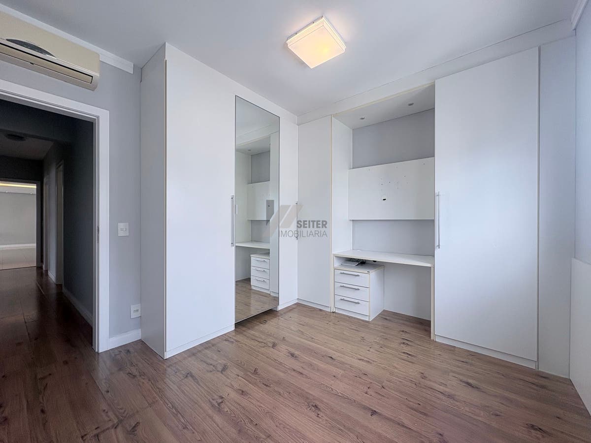 Apartamento mobiliado de 4 dormitorios sendo 2 suites com 3 vagas de garagem a venda Itacorubi
