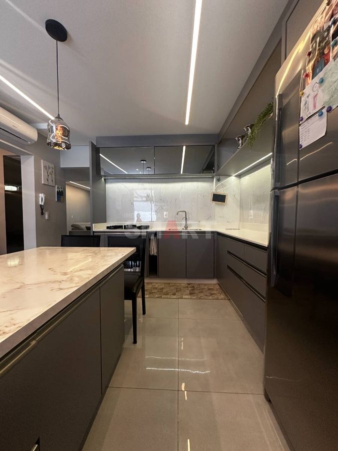 Geminado com 3 quartos e piscina semimobiliado