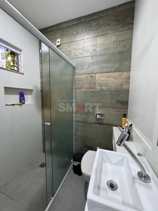 Casa com Piscina no Terraço e Ampla Área Externa no Bairro Ilha da Figueira