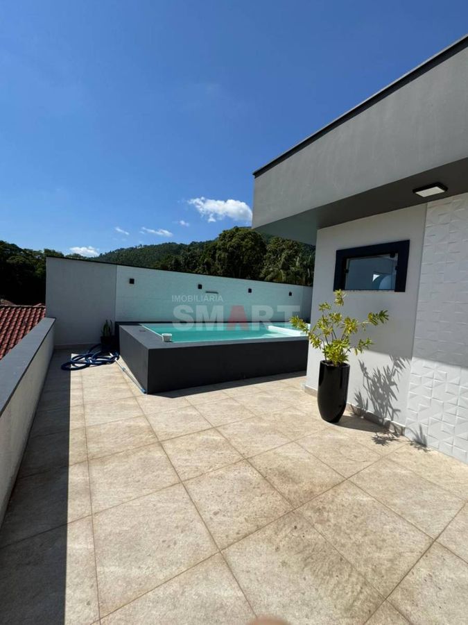 Casa com Piscina no Terraço e Ampla Área Externa no Bairro Ilha da Figueira