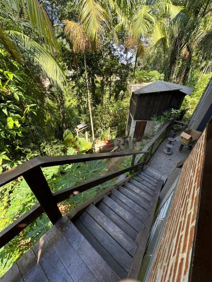Casa com Piscina no Terraço e Ampla Área Externa no Bairro Ilha da Figueira