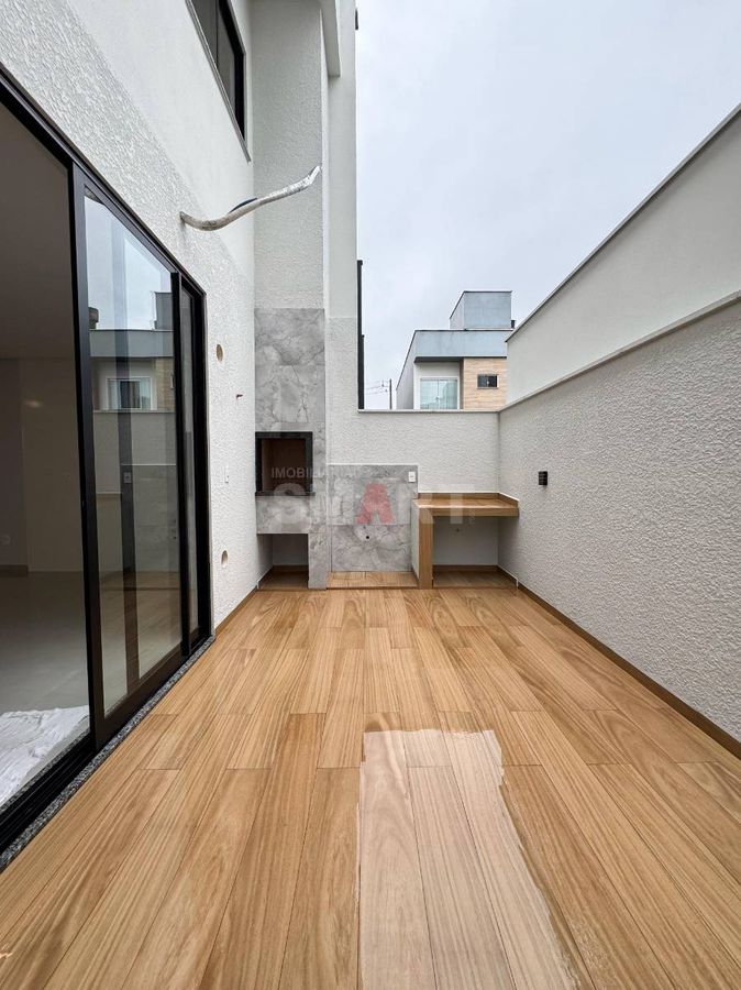 Casa Geminada Suíte+ 2 Quartos com Vaga Coberta