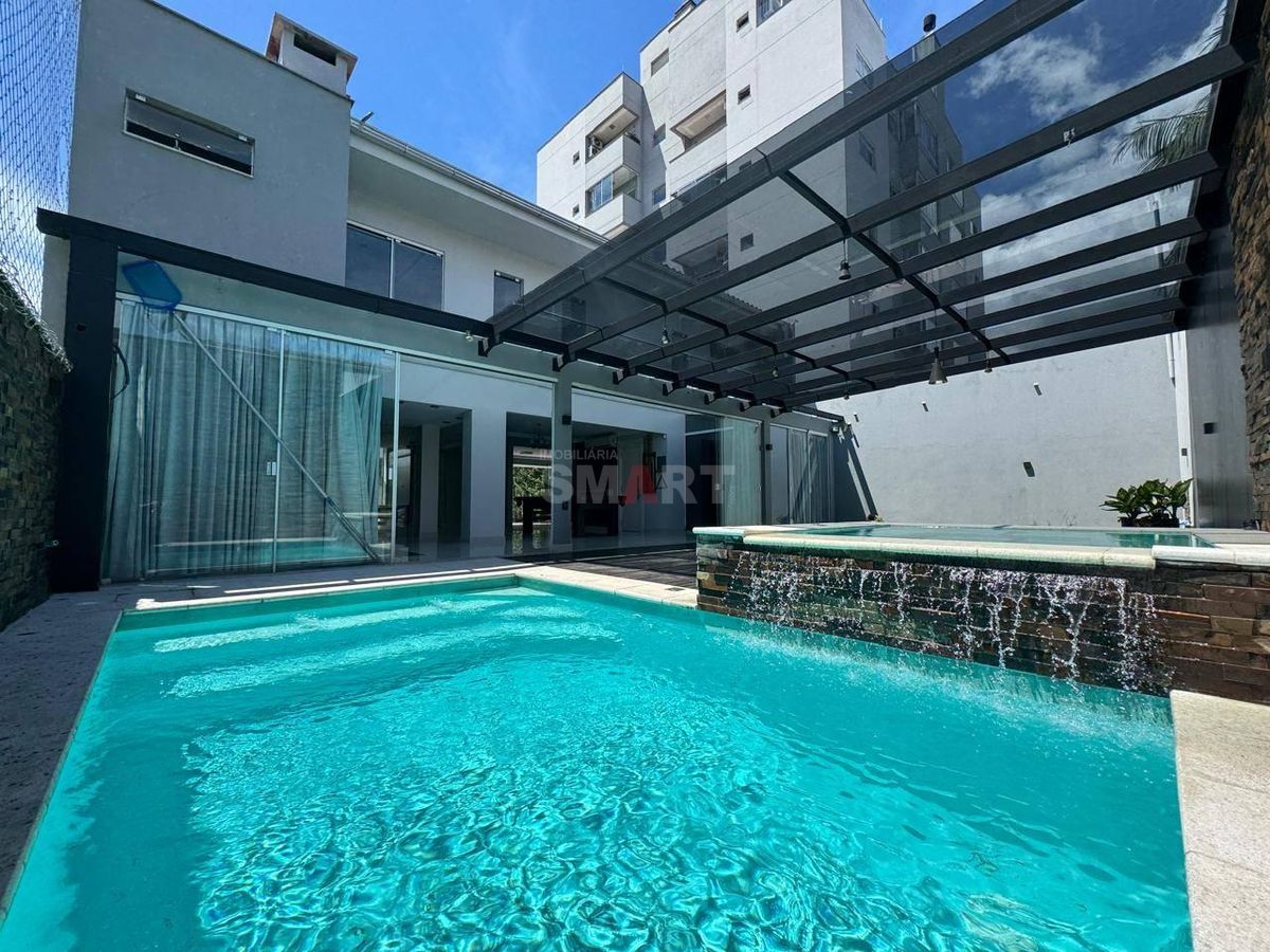 Casa no Centro de Jaraguá do Sul à Venda com Quatro Suítes sendo Uma Master