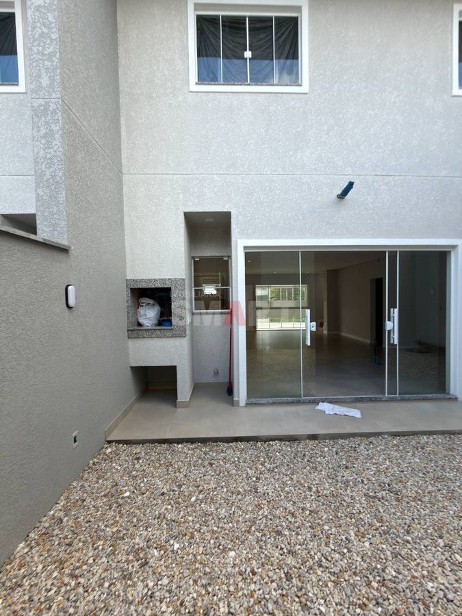 Geminado com 1 suíte + 2 quartos e 2 vagas de garagem coberta em região nobre
