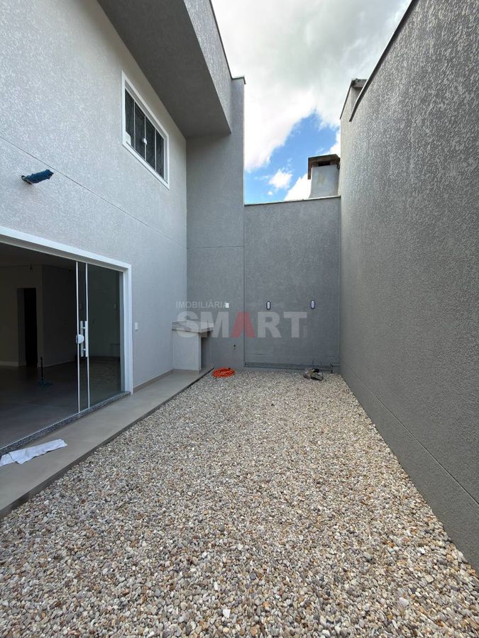 Geminado com 1 suíte + 2 quartos e 2 vagas de garagem coberta em região nobre