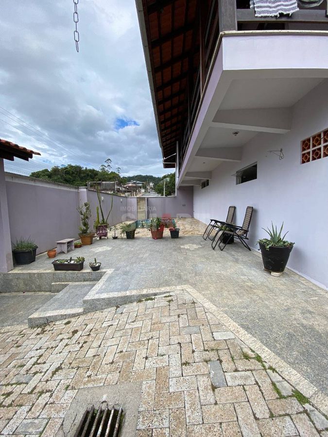 Casa com Sala Comercial à Venda no bairro Estrada Nova