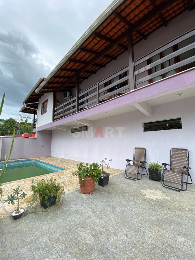 Casa com Sala Comercial à Venda no bairro Estrada Nova