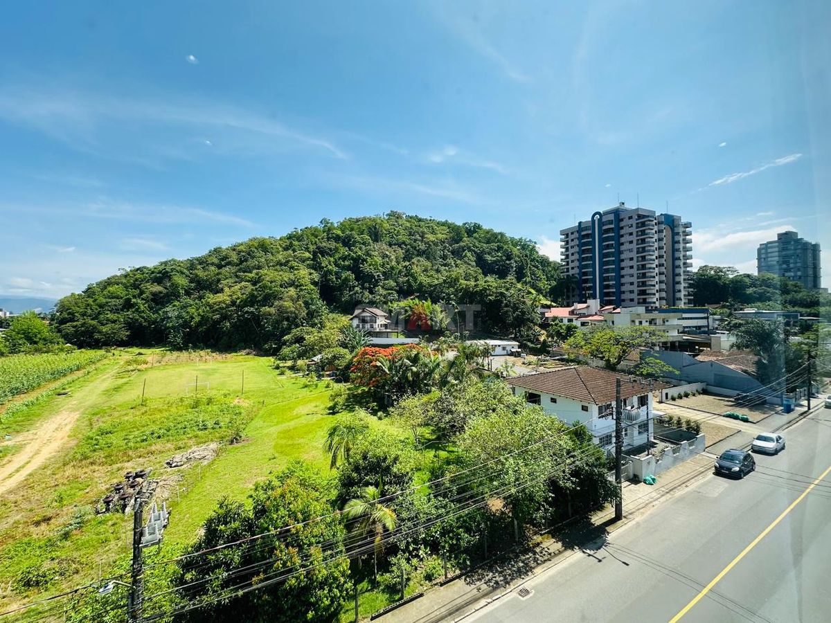 Apartamento 3 quartos (1 suíte) semimobiliado com 2 vagas de garagem e elevador