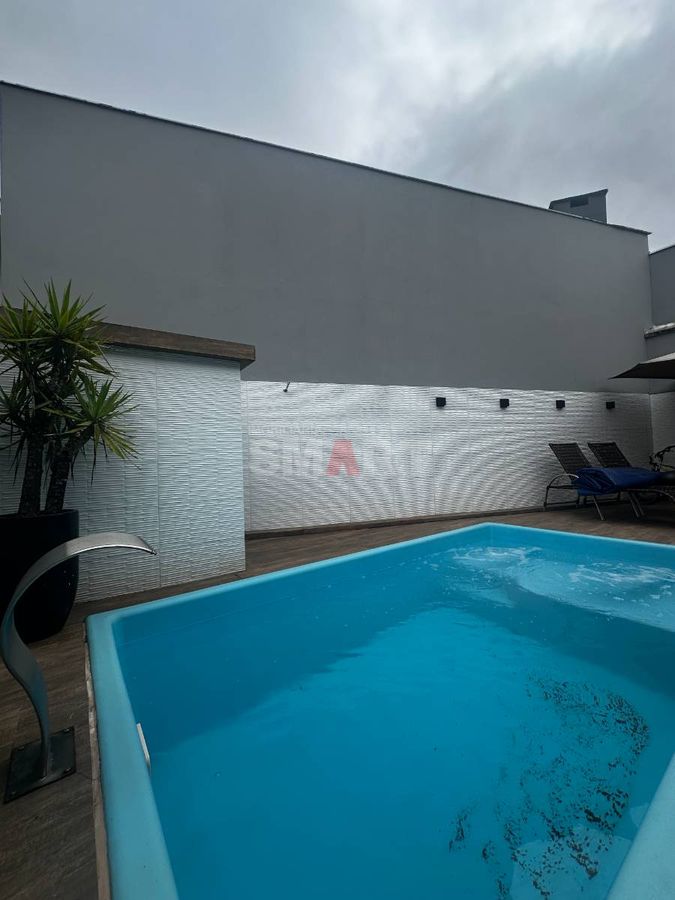 Geminado com 3 quartos e piscina semimobiliado