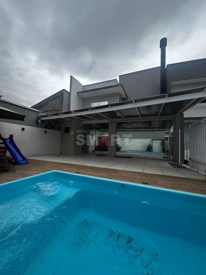 Geminado com 3 quartos e piscina semimobiliado