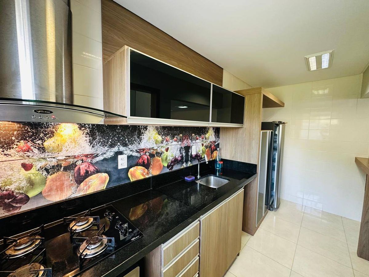 Apartamento 3 quartos (1 suíte) semimobiliado com 2 vagas de garagem e elevador