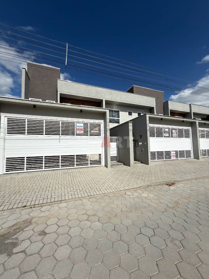 Geminado com 1 suíte + 2 quartos e 2 vagas de garagem coberta em região nobre