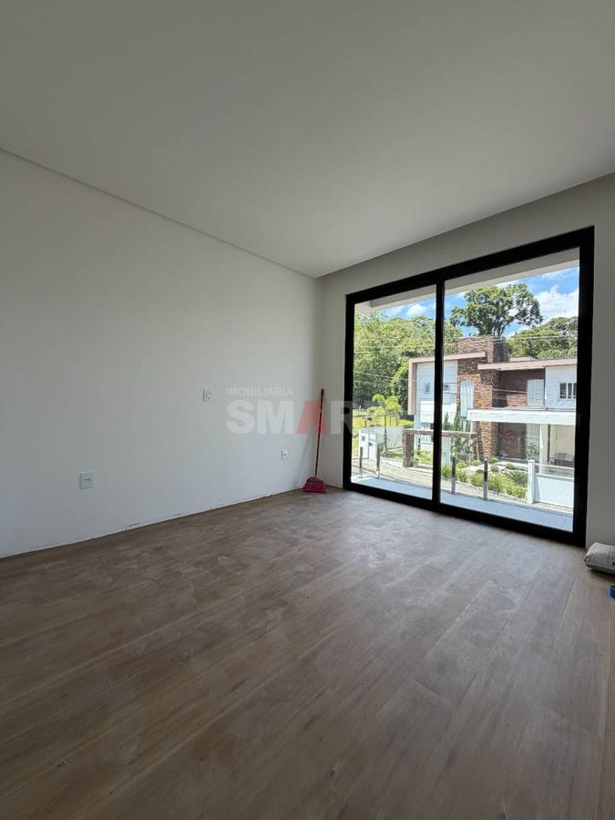 Geminado alto padrão novo com 3 suítes e fundos com churrasqueira e pergolado