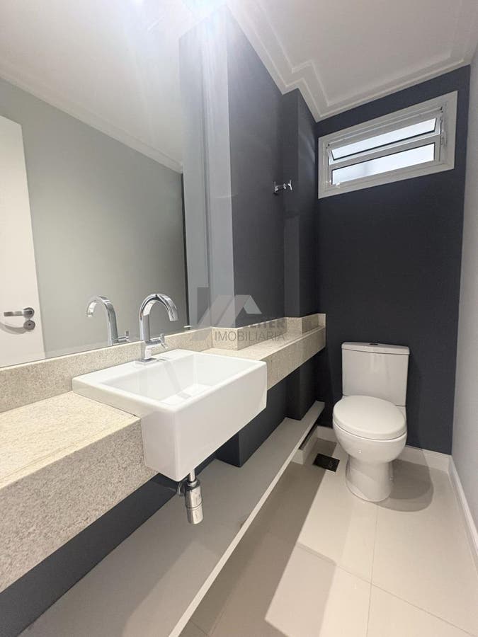 Apartamento mobiliado de 4 dormitorios sendo 2 suites com 3 vagas de garagem a venda Itacorubi