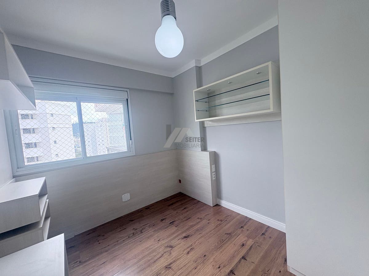 Apartamento mobiliado de 4 dormitorios sendo 2 suites com 3 vagas de garagem a venda Itacorubi